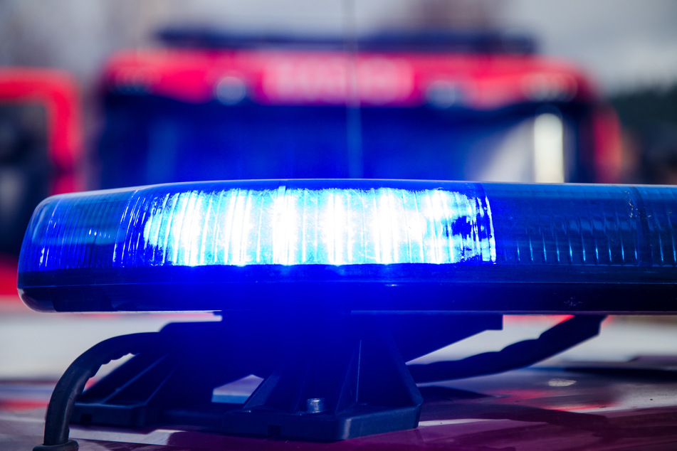 In Mönchengladbach sind nach einem Feuer in einem Reihenhaus zwei tote Senioren (†81, †88) gefunden worden. Die Feuerwehr hatte am Dienstag die Tür zu dem Haus geöffnet, nachdem niemand aufgemacht hatte. (Symbolbild)