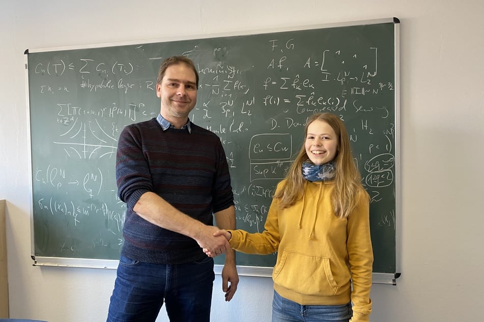 Schülerin Melia Haase (16) kann richtig stolz sein: Sie schloss eine schwere Mathe-Prüfung an der TU Chemnitz mit 1,0 ab. Mathe-Professor Dr. Tino Ullrich gratulierte ihr.