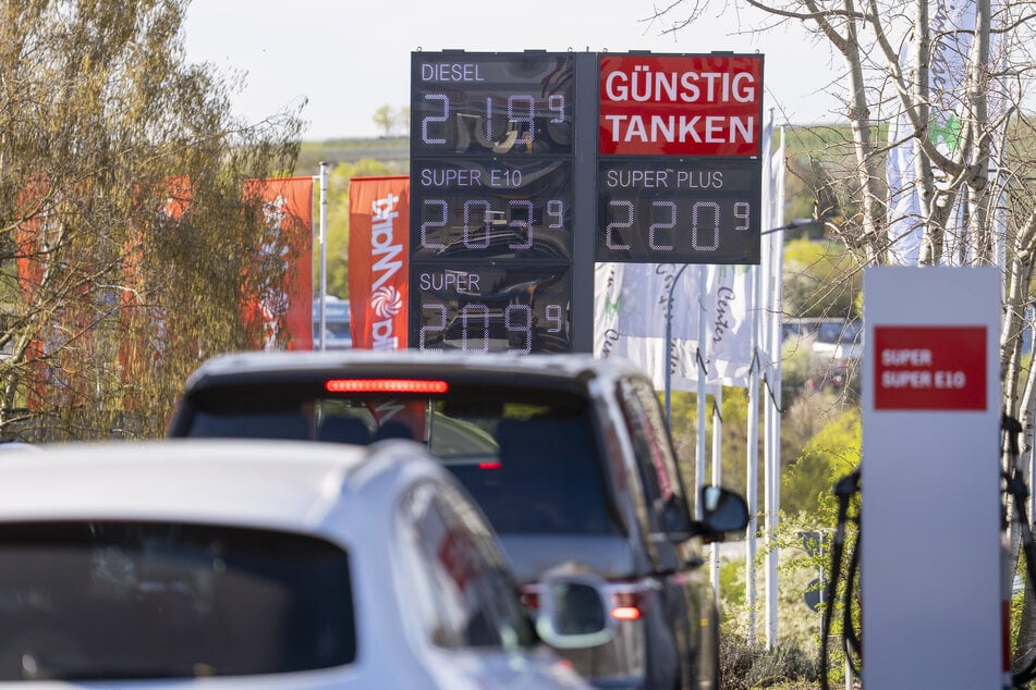 Trotz eines erkennbaren Abwärtstrends kann von günstigem Tanken noch keine Rede sein. (Symbolfoto)