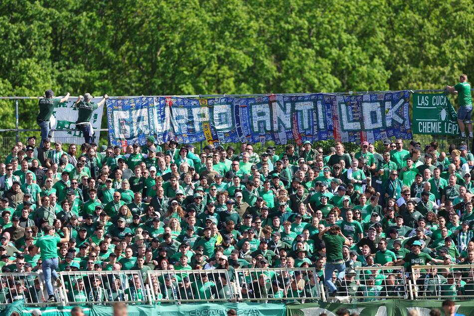 Die 1200 Fans der BSG Chemie Leipzig feiern das frühe 1:0 ihrer Mannschaft.