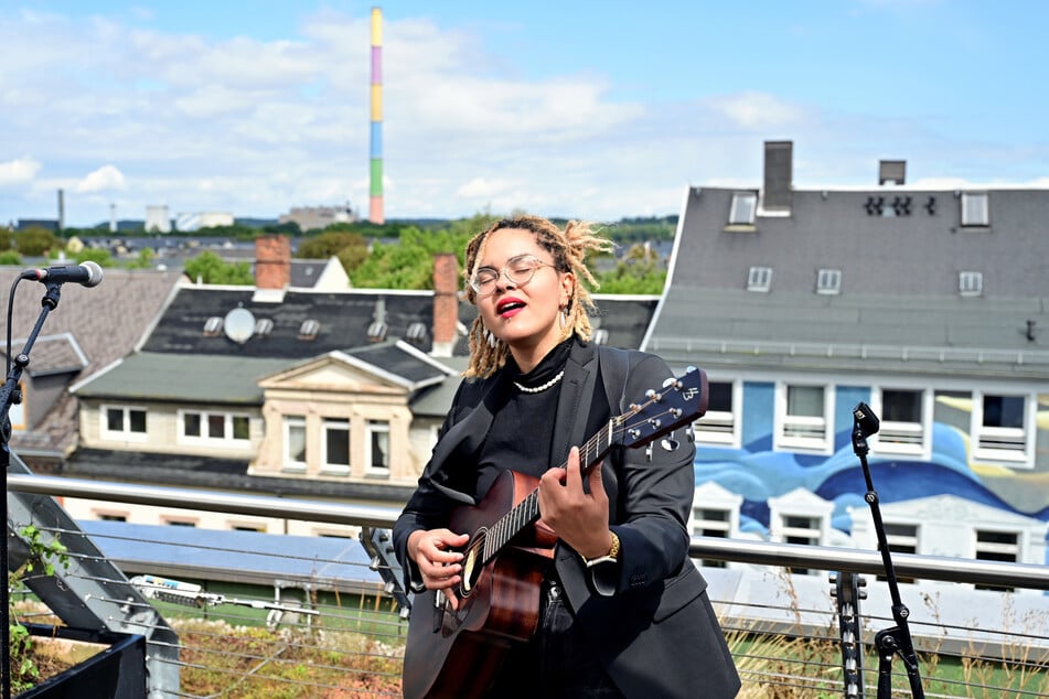 Kultur auf dem Dach: Sängerin Marie Patschinksy spielte Songs auf dem Dach des Studentenwohnheims auf dem Brühl.