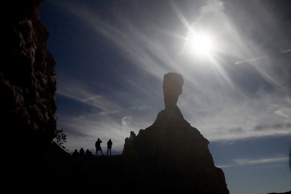 Menschen warten auf eine ringförmige Sonnenfinsternis im Bryce Canyon National Park in Utah.