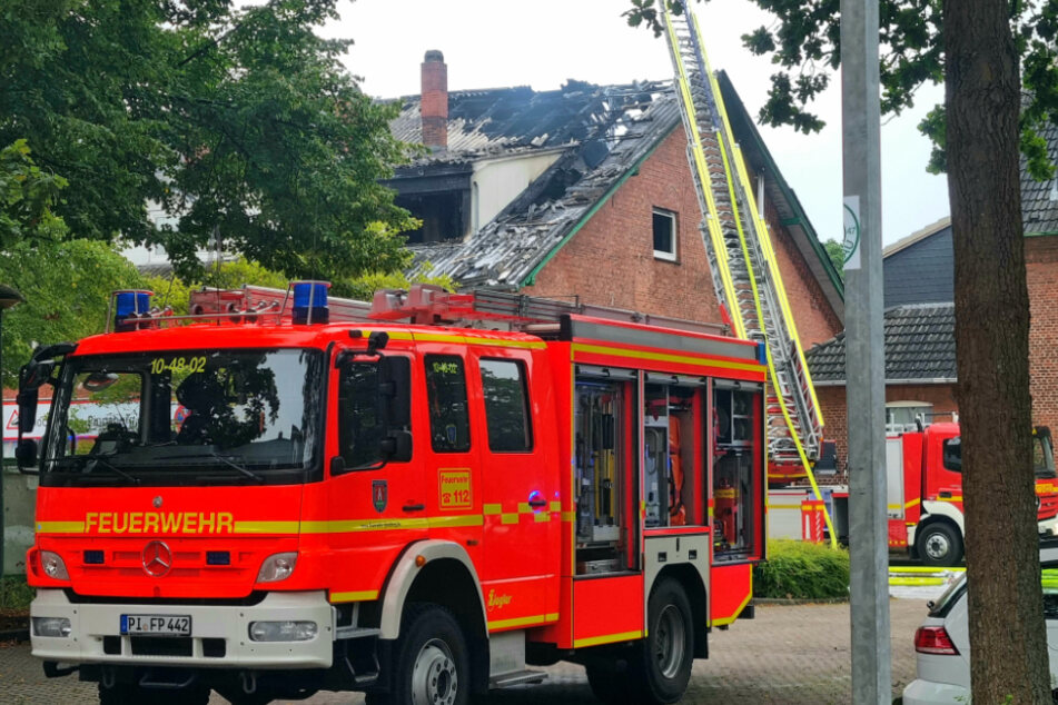 Das Gebäude wurde bei dem Brand stark beschädigt und ist derzeit nicht mehr bewohnbar. Der entstandene Schaden wird auf eine Million Euro geschätzt.