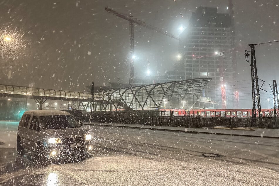 Dichtes Schneetreiben war Dienstagnacht in Hamburg zu sehen.