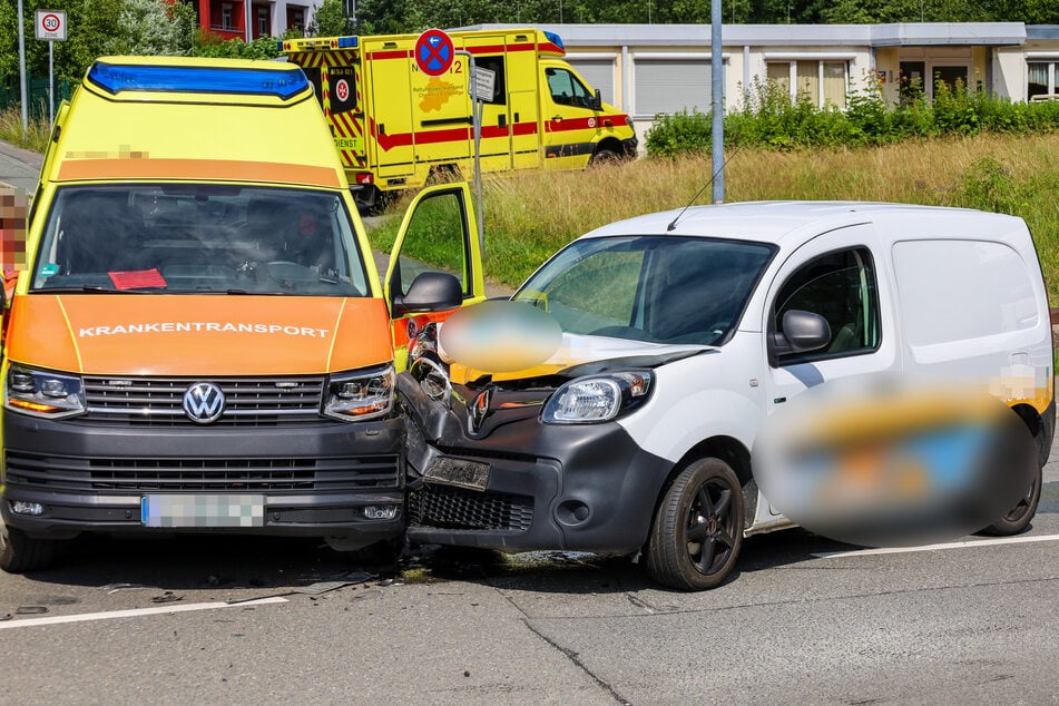 Der Renault krachte seitlich in den Krankenwagen. Die Kreuzung musste gesperrt werden.