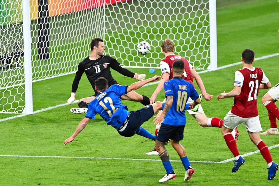Das 2:0 für die Squadra Azzurra: Matteo Pessina (2.v.l.) lässt Martin Hinteregger (3.v.l.) stehen und überwindet Daniel Bachmann (l.) mit einem wuchtigen Schuss in die lange Ecke.