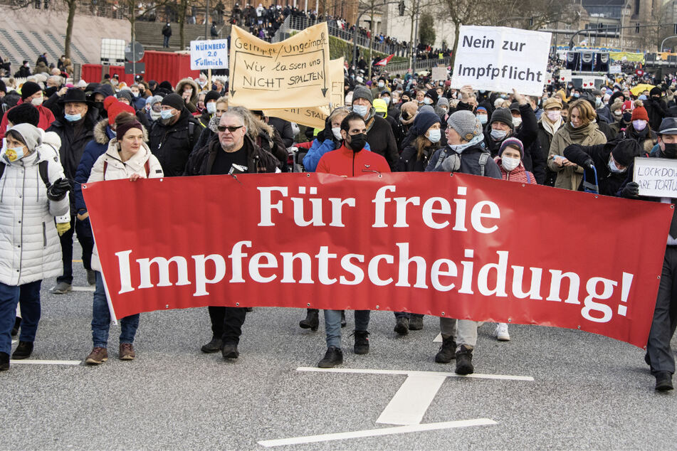 Corona-Protest in Hamburg: Laut Polizei rund 13.700 Teilnehmer