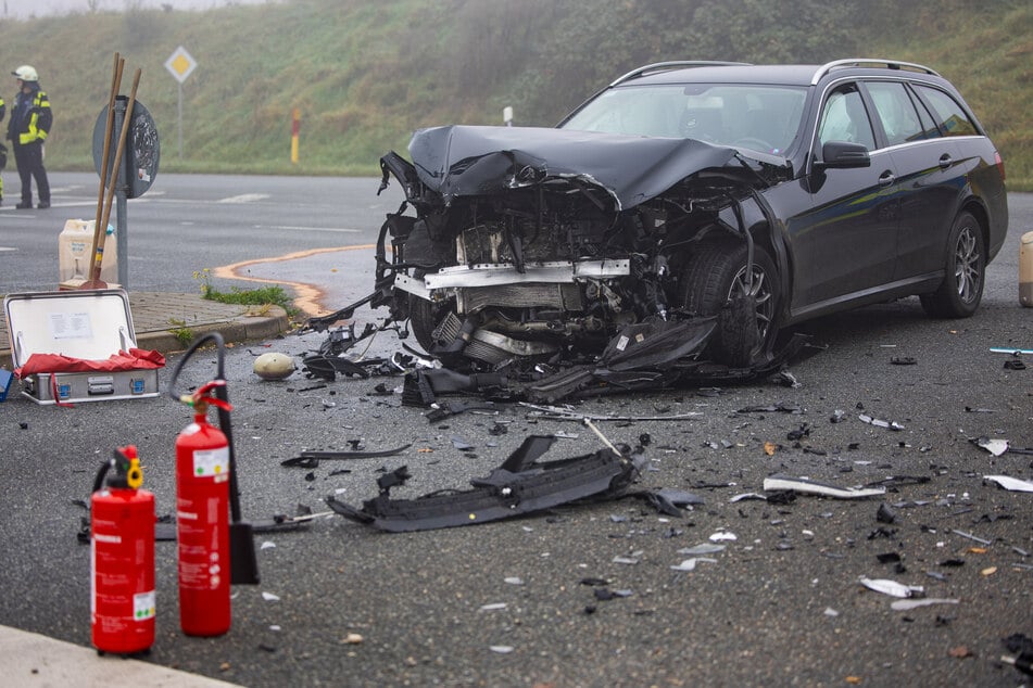 Auf der B486 kam es am Montagmorgen zu einem heftigen Zusammenprall zweier Autos. Alle vier Insassen wurden bei dem Crash verletzt.