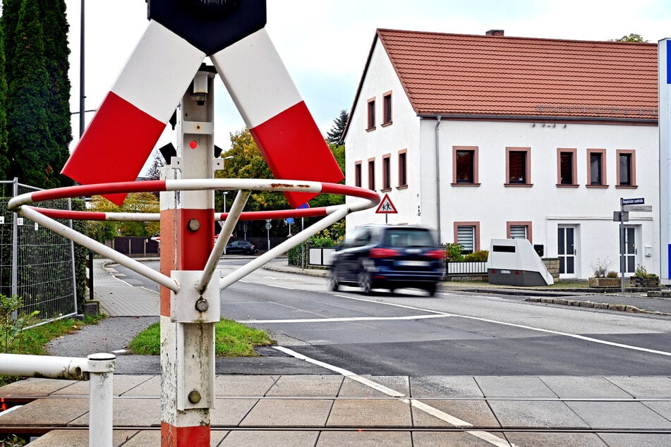 Am Bahnübergang der Königsbrücker Landstraße in Weixdorf werden Raser vom Superblitzer ins Visier genommen.