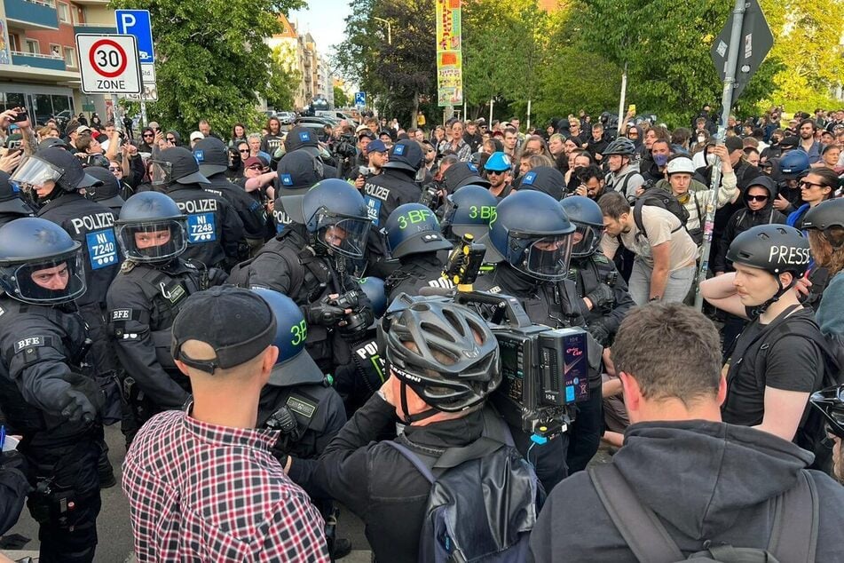 Die Tatverdächtigen hatten sich im Polizeikessel bei den "Tag X"-Krawallen vor einem Jahr befunden.