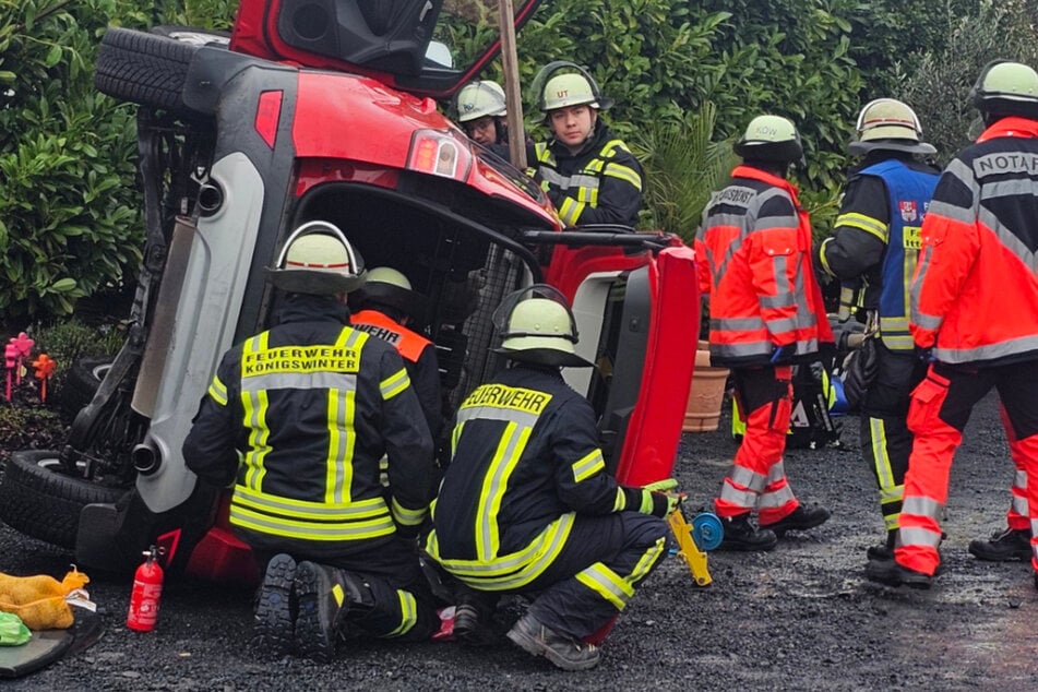 Bei einem Unfall auf einem Parkplatz in Königswinter wurde eine Frau in ihrem SUV eingeschlossen.