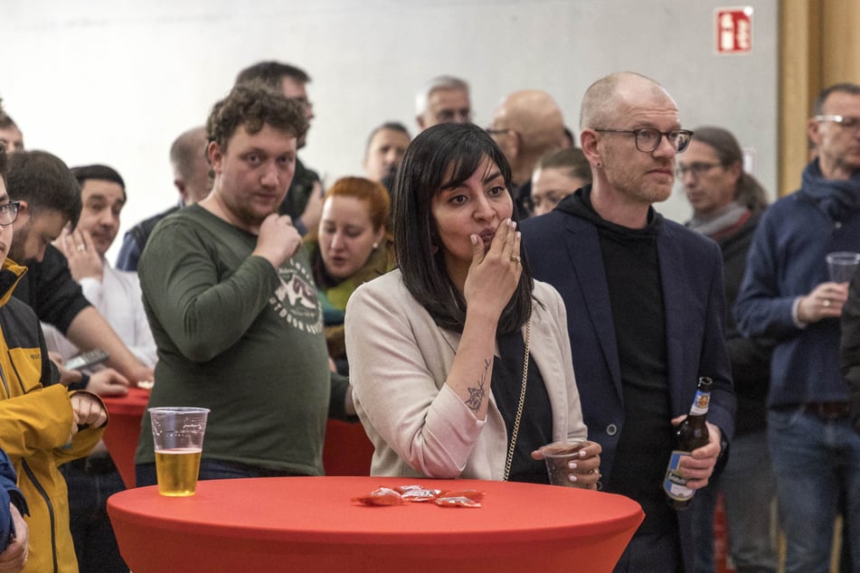 Lange Gesichter bei der SPD. Auch Abgeordnete Rasha Nasr (32) verlor gegen die AfD.