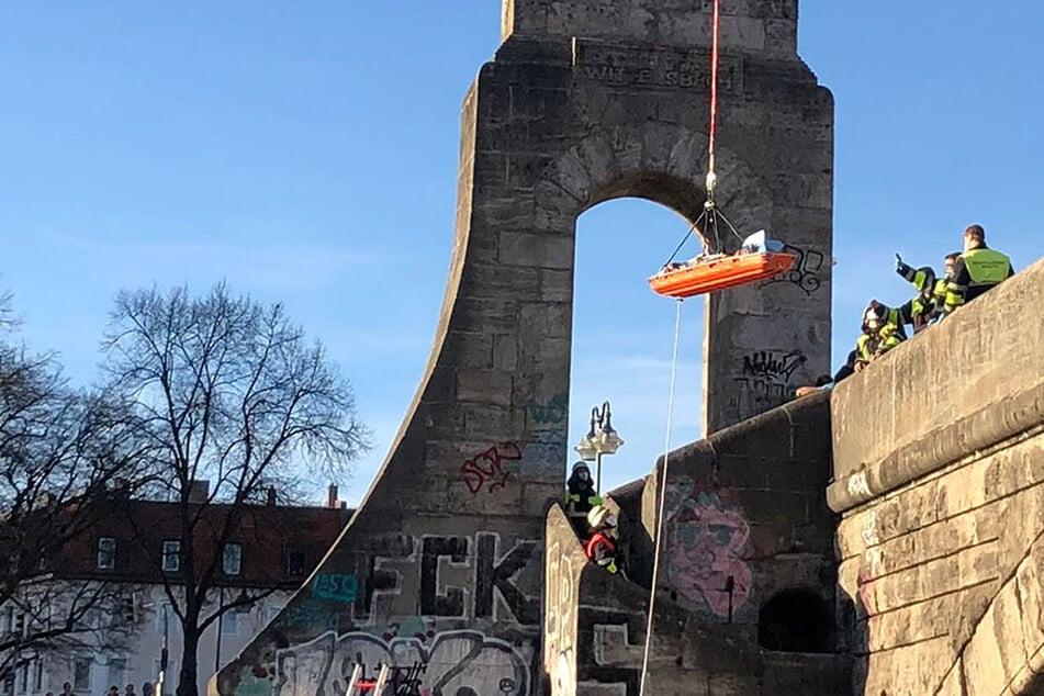 Mann fällt von Brüstung: 40-Jähriger schwer verletzt nach Sturz von Aussichtsplattform