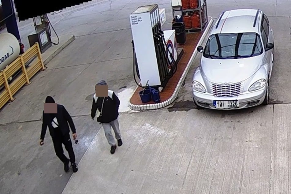 In Zittau tankte das Diebespärchen (32, 29) das geklaute Auto noch mal auf.