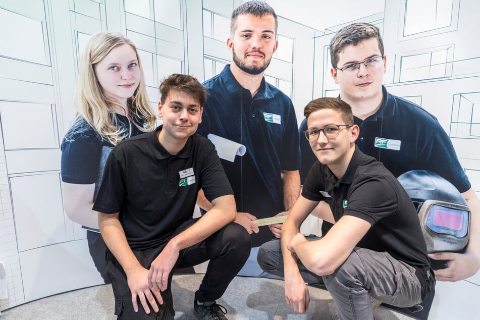 Machen eine Ausbildung bei Radeburger Fensterbau und können sich über eine exzellente Zukunftsperspektive freuen: Fabio-Miguel Hähne (19, l.) und Lucas Günther (21).