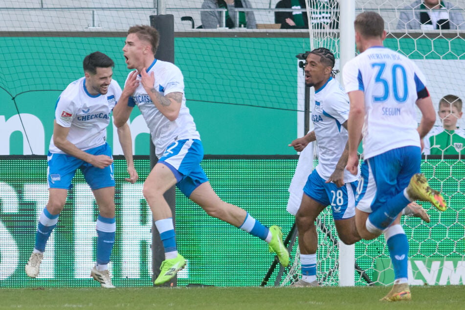 Der Mann für wichtige Tore dieser Saison: Matchwinner Winkler (2.v.l.) jubelt über sein Last-Minute-Tor in Münster.