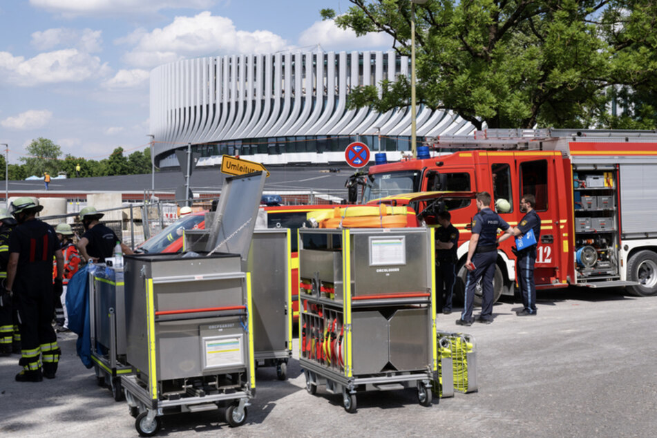 München: Großeinsatz am Olympiapark: Feuerwehr rettet 14 Arbeiter aus Tiefgarage