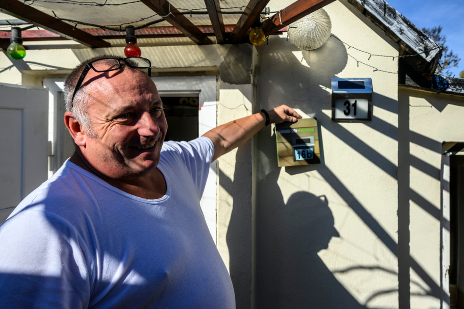 Kleingärtner Jörg Augustin (54) freut sich über seine erste Solarlampe. Noch lieber würde er richtig Strom erzeugen.