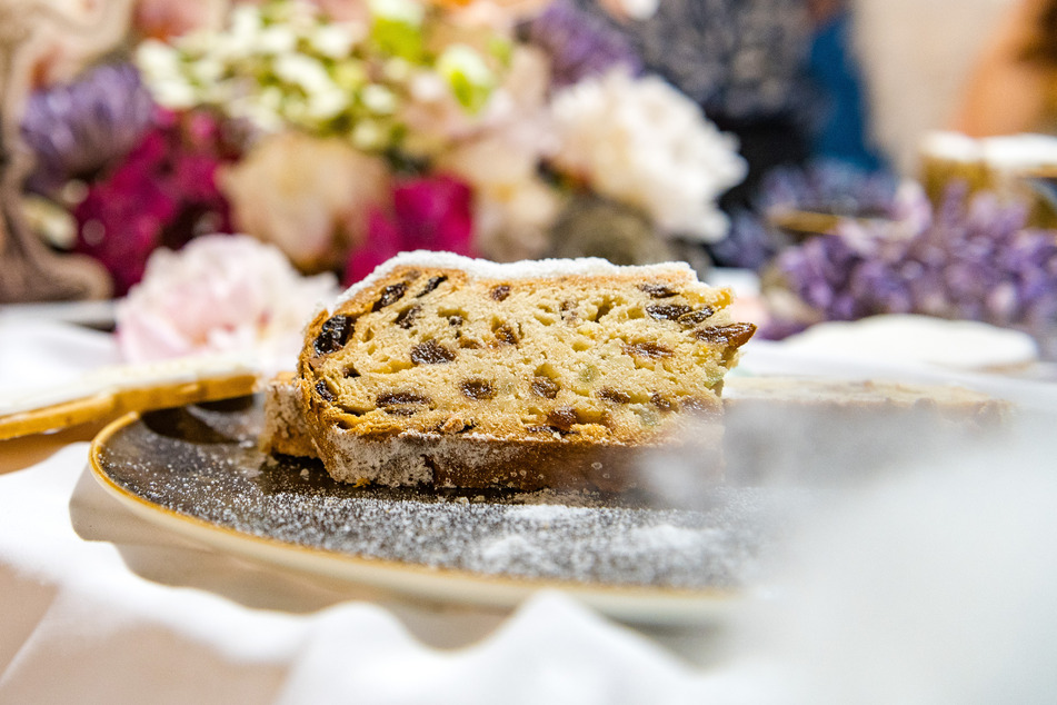 Auch im Sommer ein Augenschmaus: Der Dresdner Christstollen.