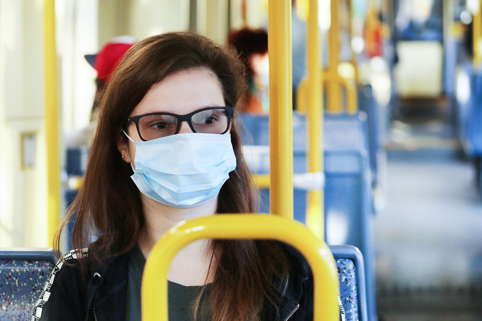 In Bussen und Bahnen gibt in NRW Maskenpflicht.