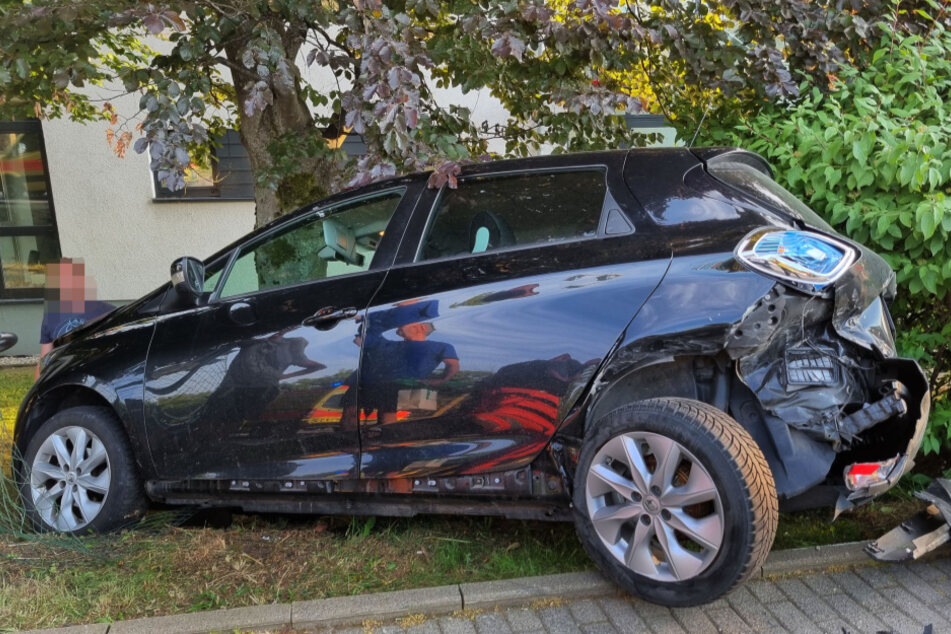 Der VW-Fahrer rammte den Renault, welcher daraufhin von der Straße abkam und gegen einen Baum knallte.