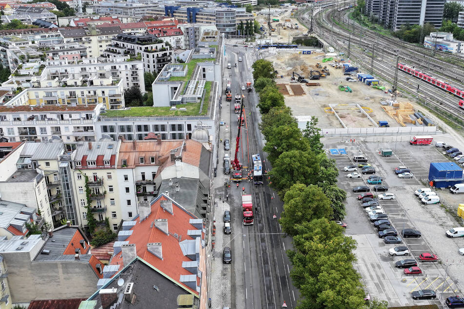 Während der Bergung mit Kran musste die Orleansstraße durch die Polizei vollständig gesperrt werden.
