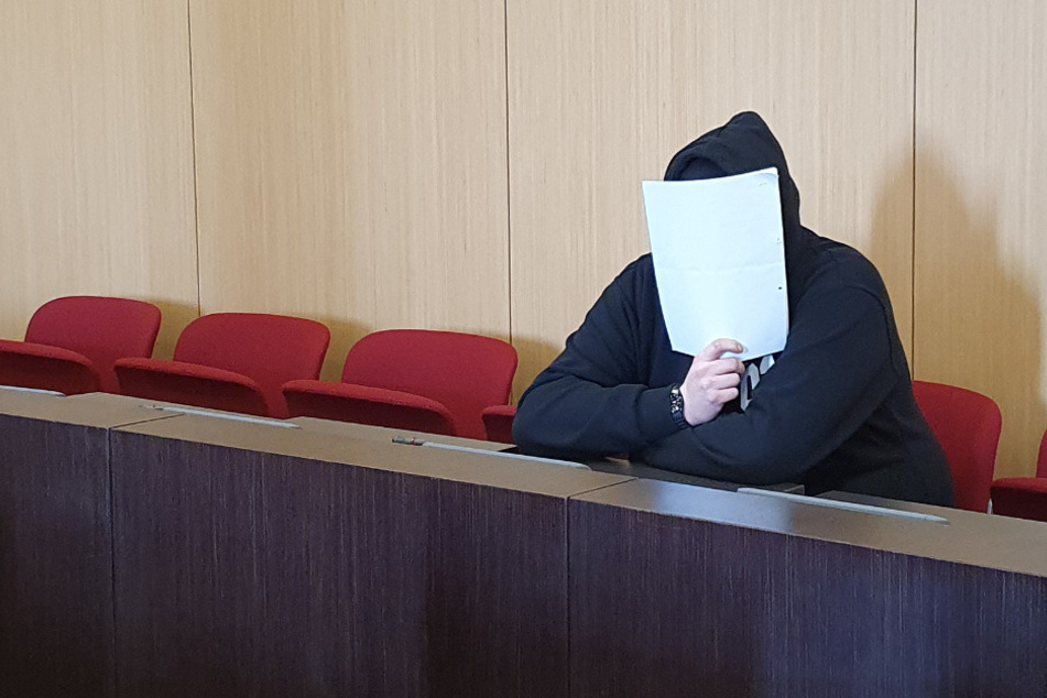 Bauarbeiter lässt sich Nacktfotos von Kindern schicken und verbreitet sie unter Pädophilen