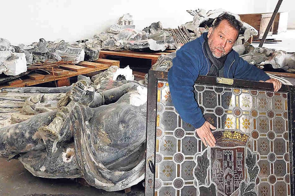 Bauteilearchiv-Chef Uwe Bielefeld
(61) zeigt ein Bleiglasfenster
mit Wappen aus dem alten
Amtsgericht Leipzig.