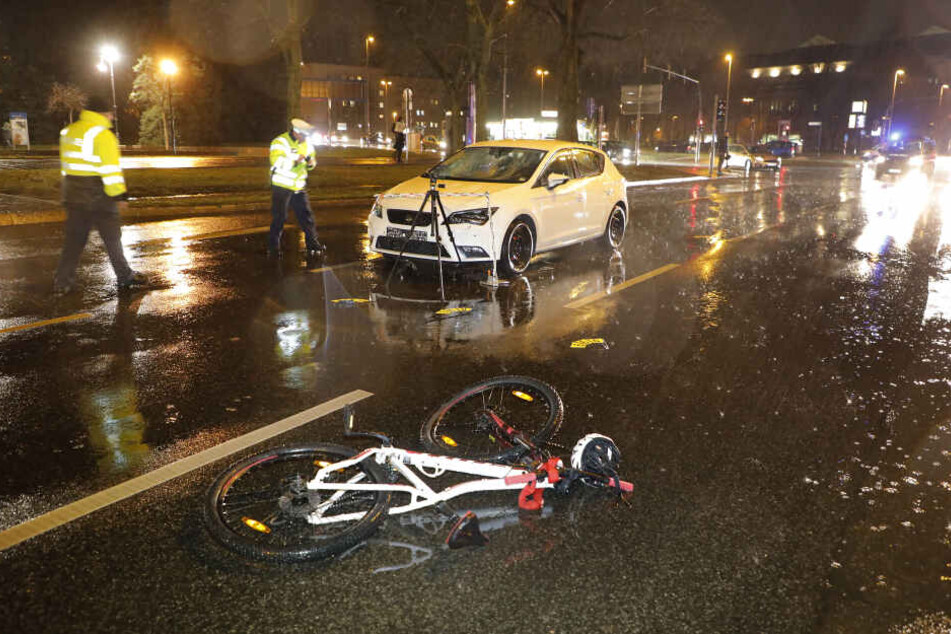 Auto erfasst 15-jährige Radfahrerin im Chemnitzer Zentrum