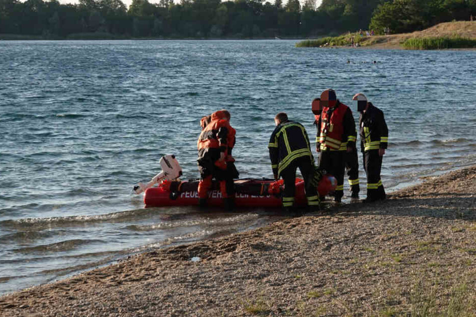 Die Feuerwehr suchte auf dem Wasser nach dem Vermissten. Der tauchte wohlbehalten wieder auf.
