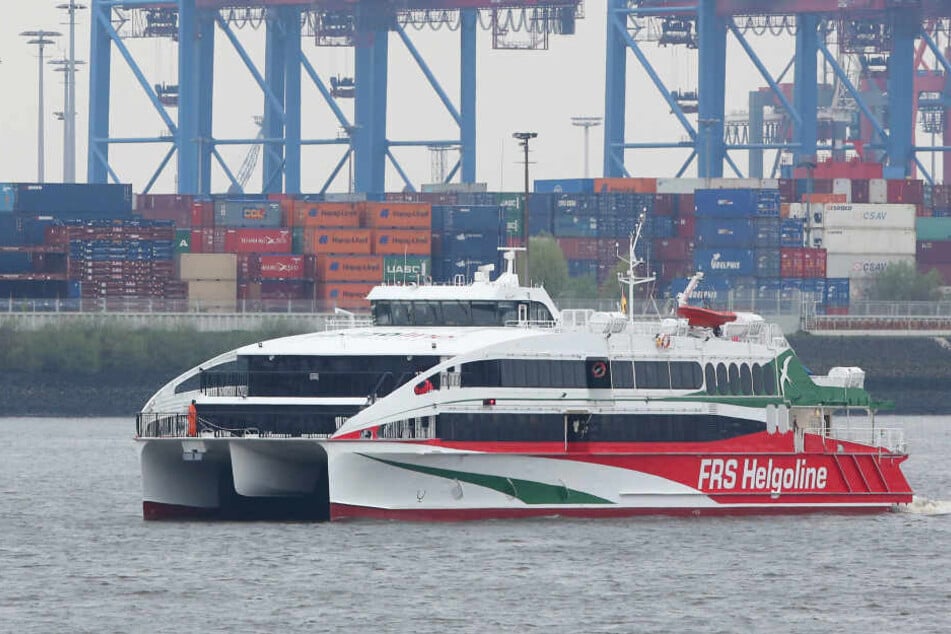 Der Katamaran fährt von Hamburg über Cuxhaven nach Helgoland.