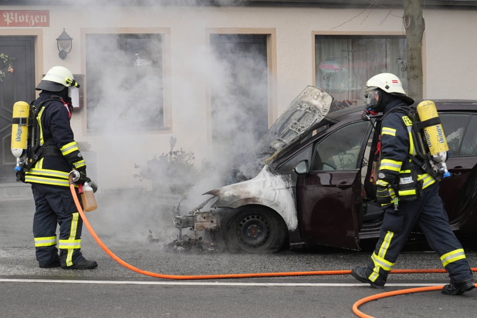 Auto fängt während der Fahrt Feuer! Frau kann sich retten