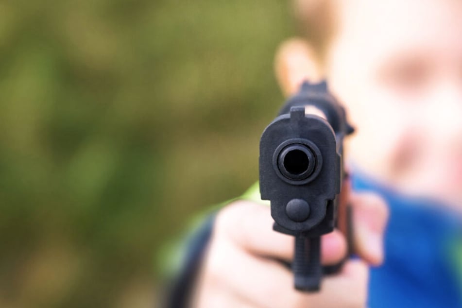 Der Junge bedrohte die Frau mit einer Schusswaffe. (Symbolbild)