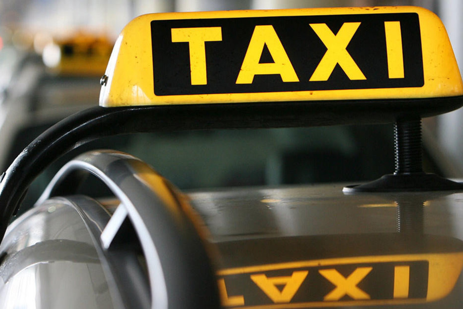 Einige Beamte sind nebenberuflich als Taxifahrer unterwegs, um sich das nötige Kleingeld dazuzuverdienen.