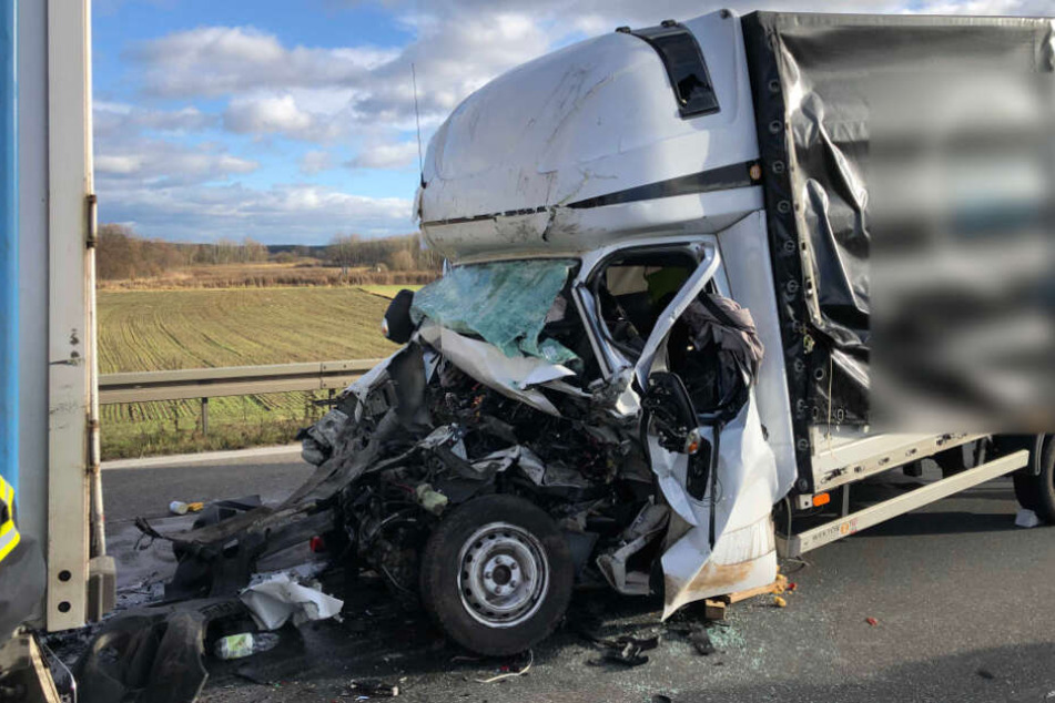 Der Transporter wurde durch den Aufprall völlig zerstört.