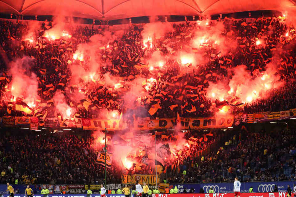 Die Gäste-Fans von Dynamo Dresden brannten zahlreich Pyrotechnik ab.