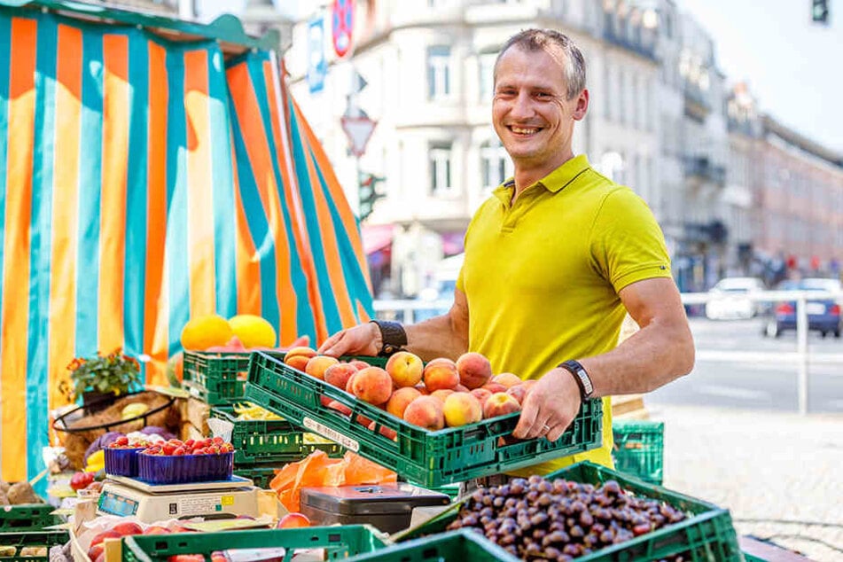 Obsthändler Jan (38) steht bei Wind und Wetter auf dem Markt, um frisches Obst an den Mann und die Frau zu bringen.