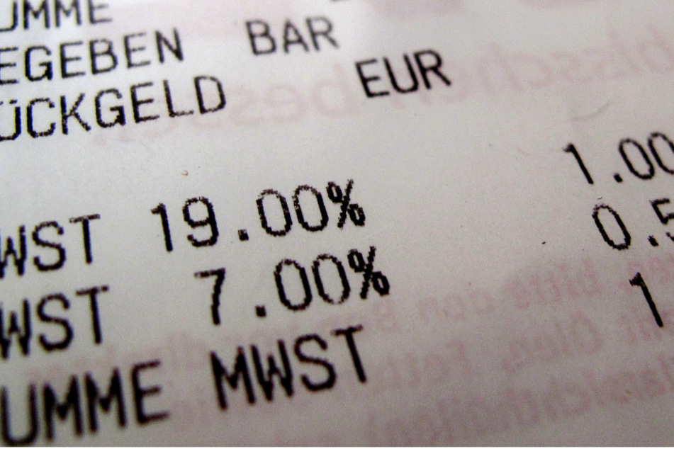 Ein Kassenzettel mit dem reduzierten (7 Prozent) und dem regulären Mehrwertsteuersatz (19 Prozent) liegt auf einem Tisch.