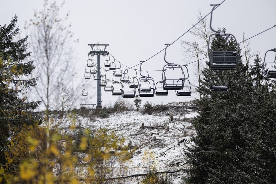 Der Lift im Skigebiet steht noch still. Der Betrieb des größten Thüringer Skigebiets in Steinach im Kreis Sonneberg wird in diesem Jahr von der Stadt übernommen.