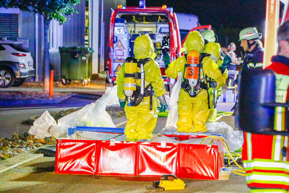 In einem Industriegebiet im Enzkreis löste ein umgekippter Behälter am Donnerstagabend einen Gefahrguteinsatz aus.