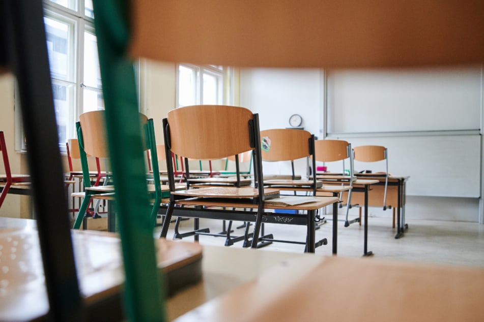 In einem Klassenzimmer des John-Lennon-Gymnasiums in Prenzlauer Berg stehen die Stühle auf den Tischen.