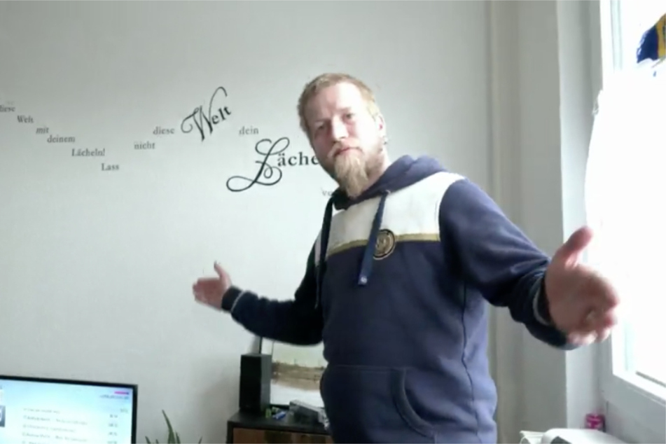 Andy zeigt stolz seine Ein-Zimmer-Wohnung. Bis vor Kurzem war der Ex-Häftling aus Leipzig noch obdachlos.
