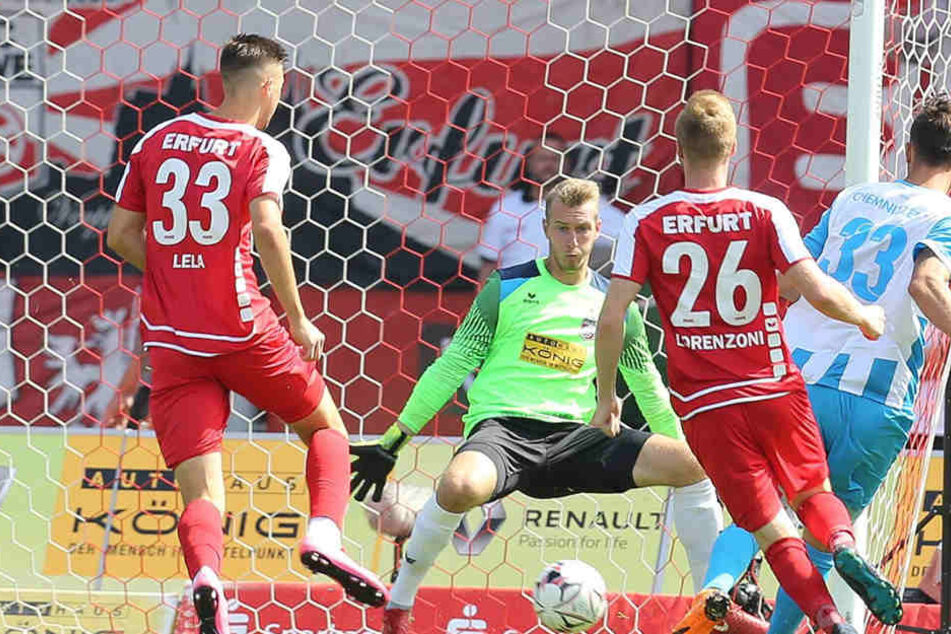 Dejan Bozic trifft aus allen Lagen. Hier überwindet er Schlussmann Lukas Cichos beim 3:0-Auswärtssieg in Erfurt.