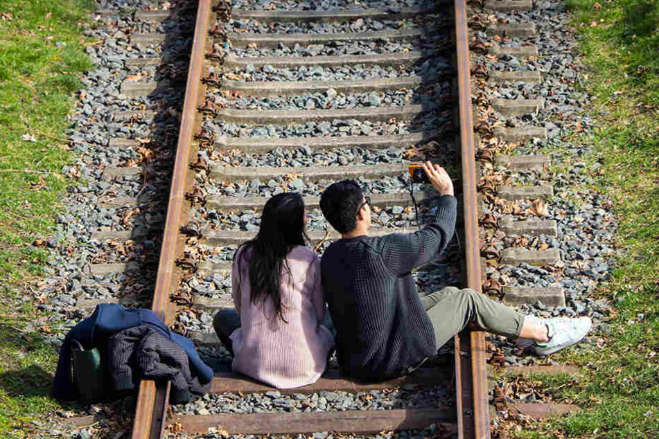 Besonders bei Jugendlichen sind Selfies auf den Bahngleisen schwer angesagt.