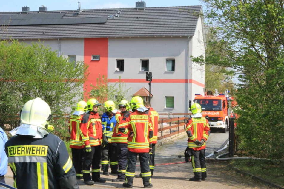 Die Feuerwehren rückten mit mehreren Einsatzfahrzeugen an.