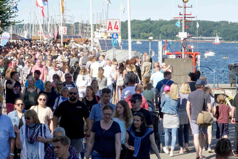 Tausende von Menschen gehen am ersten Tag der Kieler Woche über die Kiellinie. Die Kieler Woche gilt als weltweit größtes Segelereignis. Bei den Regatten gehen 2000 Boote aus 60 Nationen an den Start.