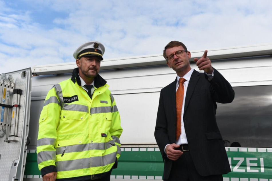 Innenminister Roland Wöller machte sich ein Bild von den Kontrollen.