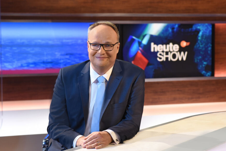 "Heute Show"-Moderator Oliver Welkes sitzt an seinem Nachrichtenpult.