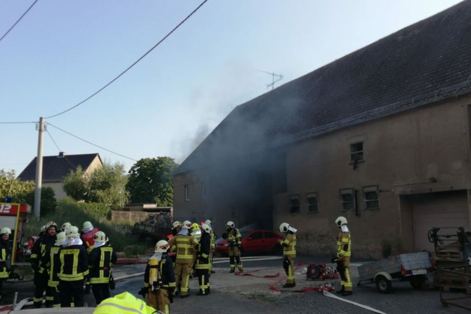 In der Scheune eines Dreiseitenhofs im Grimmaer Ortsteil Cannewitz ist am Samstagnachmittag ein Brand ausgebrochen.