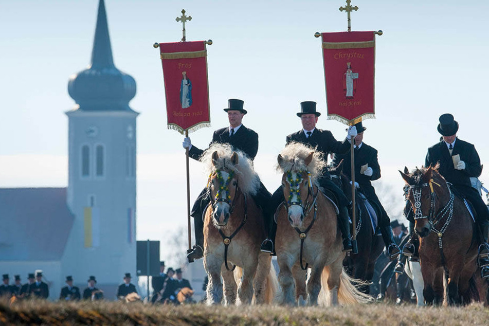 Auch die Sorben, hier beim traditionellen Osterreiten, sind mit ihren Bräuchen auf der Liste vertreten.
